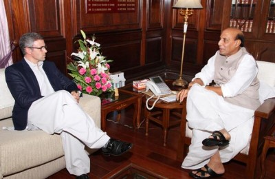Omar meets Rajnath in Delhi